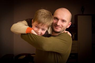 Папа играет с сыном