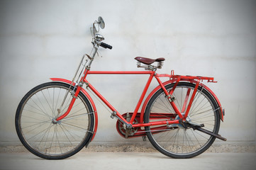 Fototapeta premium old bicycle and wall