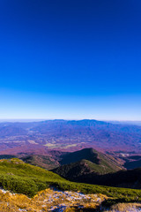 Fototapeta na wymiar 快晴の八ヶ岳山頂付近から南牧村から野辺山高原の眺望