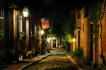 Fototapeta premium Acorn Street at night, in Beacon Hill, Boston, Massachusetts.