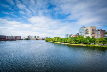 Obraz premium The Charles River, seen from the Longfellow Bridge, in Boston, M