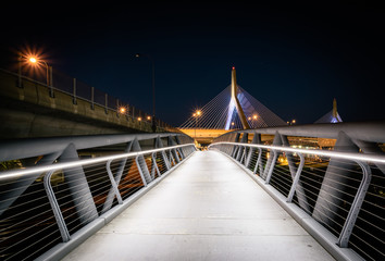 Obraz premium The North Bank Pedestrian Bridge at night, in Boston, Massachuse