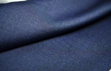 Close up roll texture tissu bleu de costume