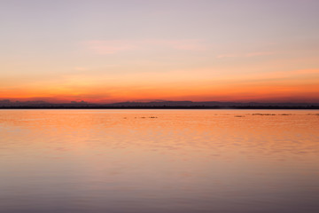 Fototapeta na wymiar Scenic view of beautiful sunset above the lake.Ubonrat dam khonk