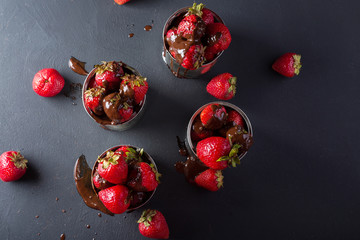  Fresh strawberry on gray background . Dessert with strawberries and chocolate, caramel. Strawberries in the iron pot. Copyspace.