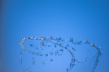 空中に連なる水