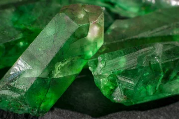 Poster Closeup of a bunch of many green rough uncut emerald crystals © Victor Moussa