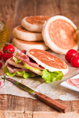 Tigella bread stuffed with ham and lettuce. 