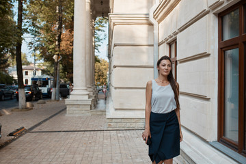 Obraz premium Fashion pretty woman walking through the streets of Old City