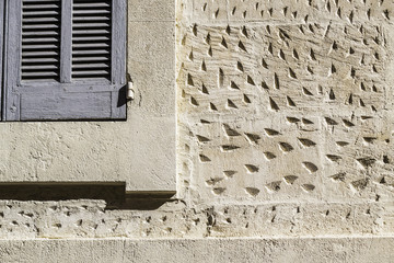 tour de fenêtre ancien en pierre