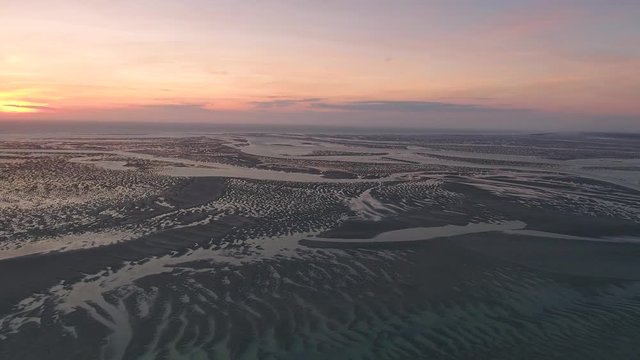 Survol de la Baie de Somme au cr&eacute;puscule (La molli&egrave;re d'Aval, Cayeux-sur-mer)
