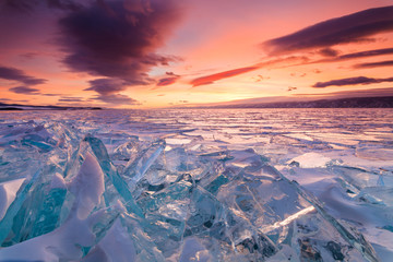 Farbenfroher Sonnenuntergang über dem Kristalleis des Baikalsees