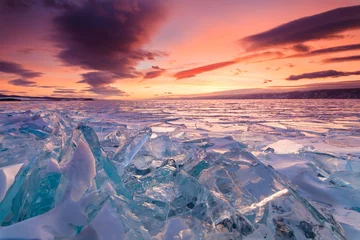 Gartenposter Koralle Farbenfroher Sonnenuntergang über dem Kristalleis des Baikalsees