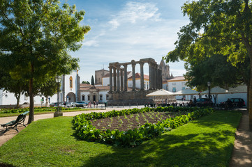 旅、ヨーロッパ、Portugal,Evora/ 世界遺産の街、Evoraは二重の城壁で囲まれた城塞都市。その中心部に残るローマ遺跡
