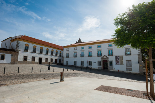 旅、ヨーロッパ、Portugal,Evora美術館/ 世界遺産の街、Evoraは二重の城壁で囲まれた城塞都市。町中が美術館のようである。
