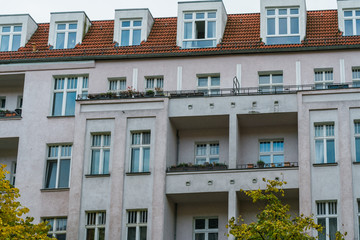 Obraz premium old building with balcony and pink facade