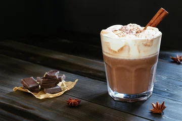 Crédence de cuisine en verre imprimé Chocolat hot chocolate with whipped cream on the black table