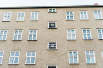 Building made with precast concrete slabs