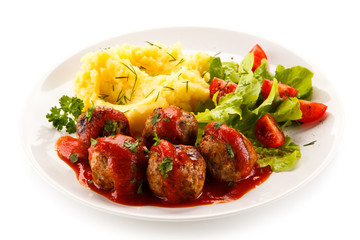 Roasted meatballs, mashed potatoes and vegetables