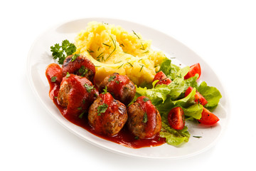 Roasted meatballs, mashed potatoes and vegetables