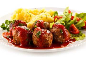 Roasted meatballs, mashed potatoes and vegetables