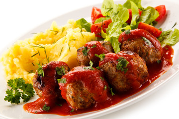 Roasted meatballs, mashed potatoes and vegetables
