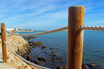 Barandilla de cuerda en la costa de l'ampolla, Cataluña (España)