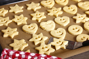 plätzchen auf einem bakcblech