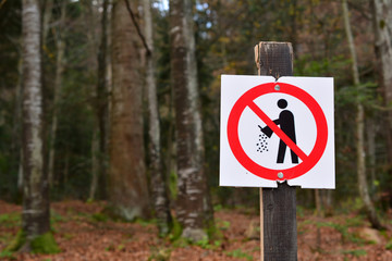 Forbiden littering sign in the forest