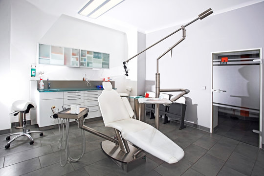 Behandlungszimmer in moderner Zahnarztpraxis