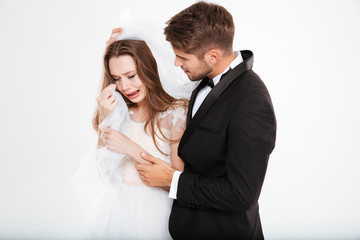 Groom calms bride