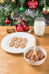 The white plate of the gingerbread man on the wooden table and C