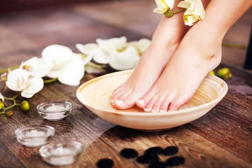 Foto op Plexiglas Close-up foto van een vrouwelijke voeten in spa salon op pedicure procedure © Maksymiv Iurii