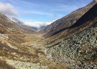 Hochgebirgslandschaft am Gotthardpass / Blick vom Mätteli die Passstraße und die Reuss hinunter