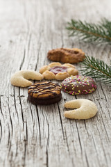 Weihnachtsplätzchen auf einem Holztisch