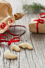 Fototapeta na wymiar Geschenke auspacken und Vanillekipferl essen an Weihnachten