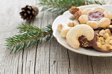 Teller mit Weihnachtsplätzchen auf einem Holztisch