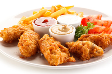 Fried chicken nuggets and vegetables 