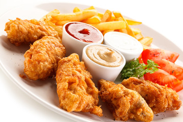 Fried chicken nuggets and vegetables 