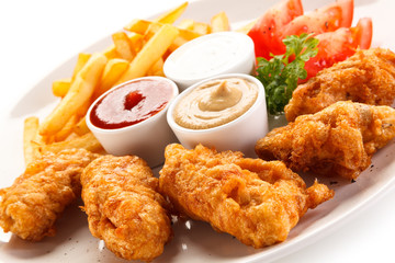 Fried chicken nuggets and vegetables 