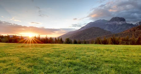 Foto op Plexiglas Zonsopgang in het landschap van bergen, Slowakije, Tatranska Javorina © TTstudio