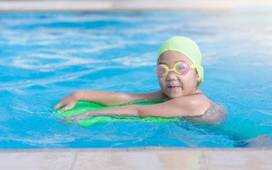 Fototapeta na wymiar cute little girl learning how to swim