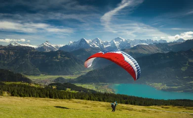 Rolgordijnen Paraglider taking off in front of spectacular Swiss scenery, Bernese Oberland, Switzerland. © Ben Burger Foto Graz