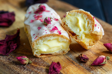 Eclair with vanilla custard and sugar fondant.