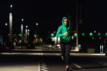 Papier Peint photo Lavable Jogging Faire du jogging la nuit. Femme jogging tard dans la nuit