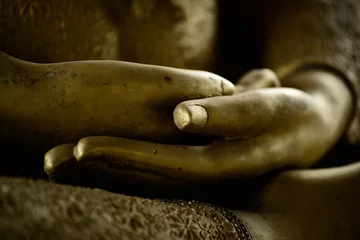 Zelfklevend Fotobehang Boeddha gouden handen van boeddhabeeld in postmeditatie. Boeddha zit met handen in meditatiehouding