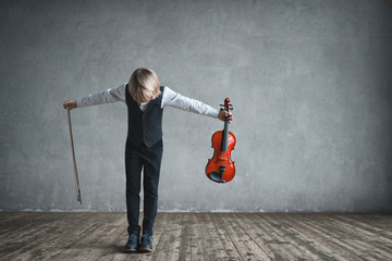 Children with violin © AboutLife