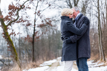 Fototapeta premium Senior Frau und Mann umarmen sich im Winter