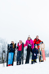 Familie im Winter Urlaub treibt Sport