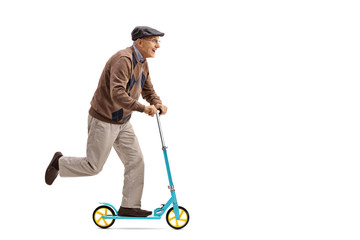 Naklejka premium Ssenior na hulajnodze